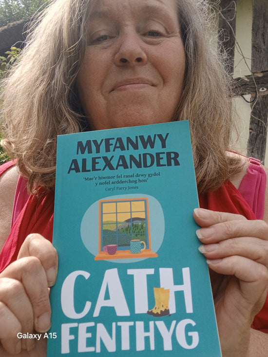 Adolygiad o Cath Fenthyg, Myfanwy Alexander
